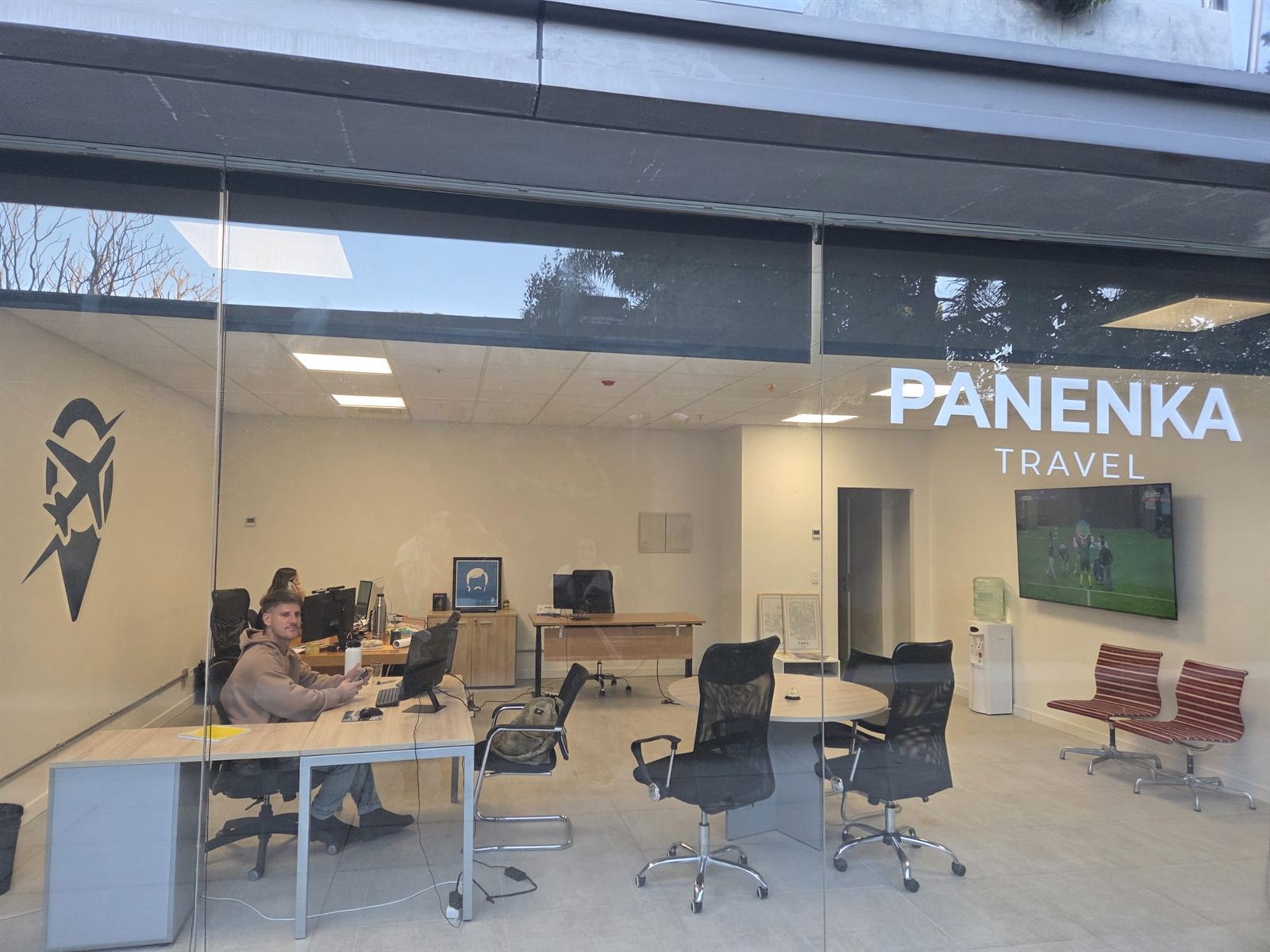 Frente de la oficina de Panenka Travel, con el cartel en la vidriera