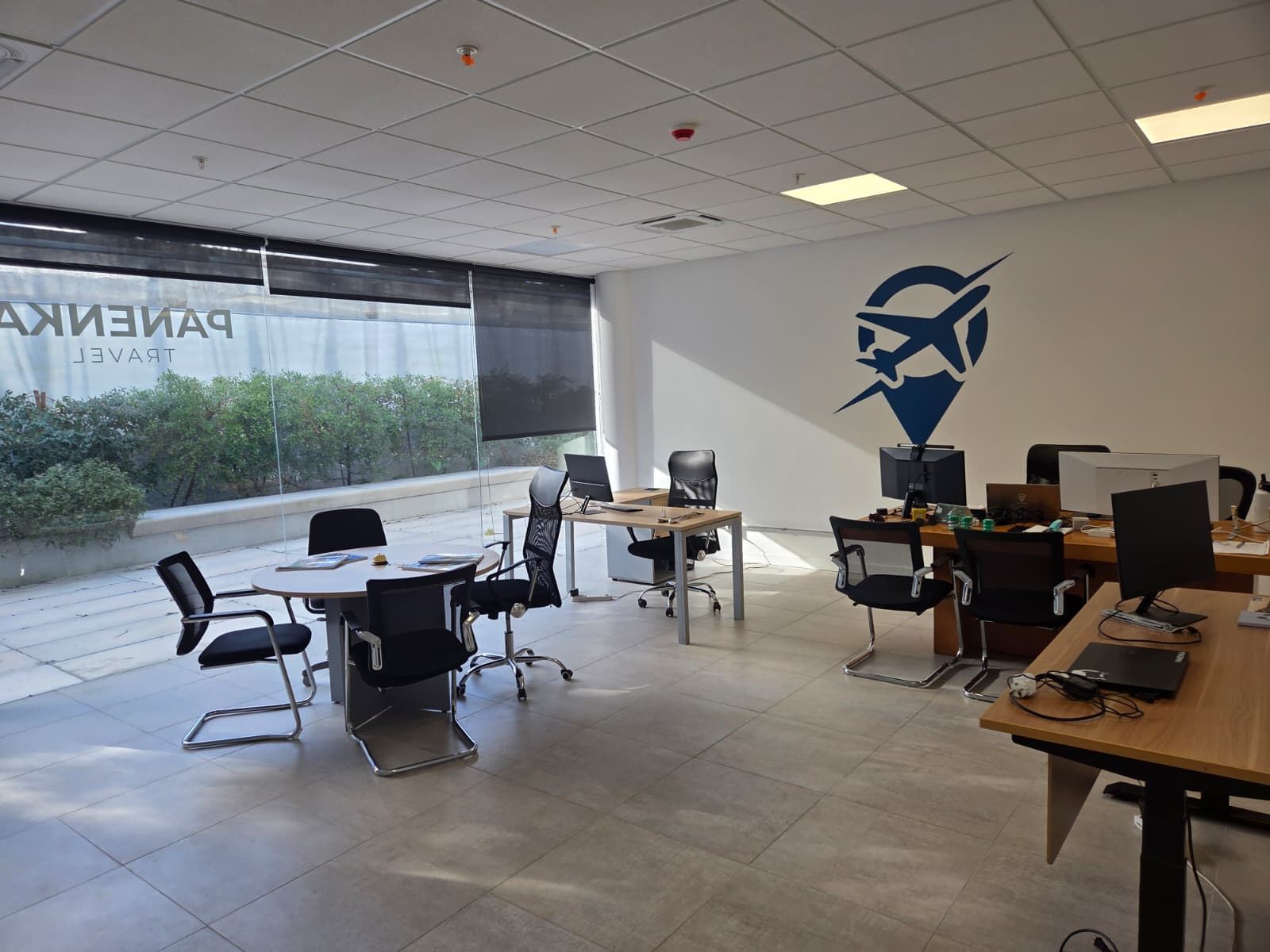 Interior de la oficina con la mesa de reuniones y el logo de Panenka en la pared