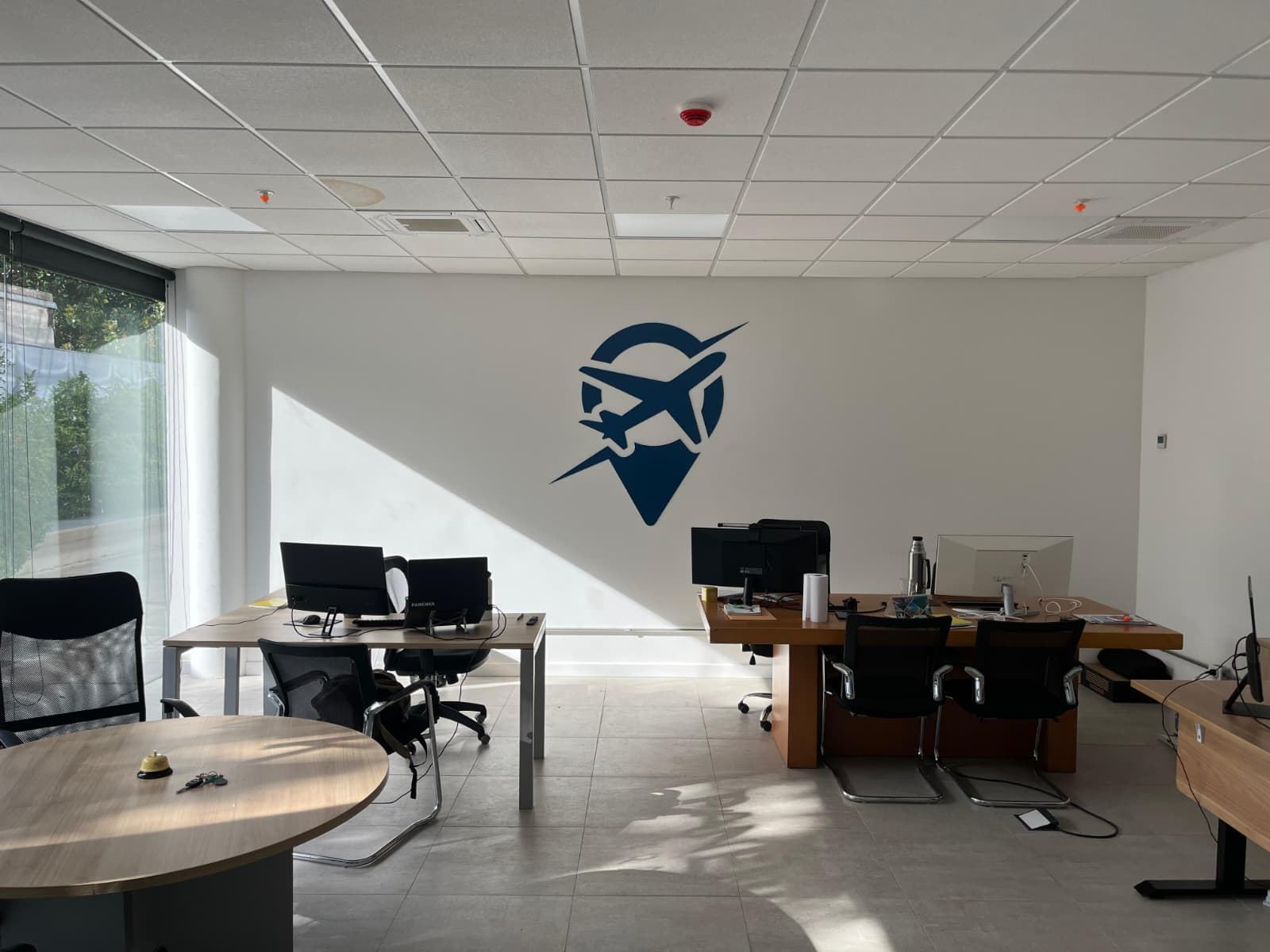 Escritorios de la oficina con el logo de Panenka en la pared