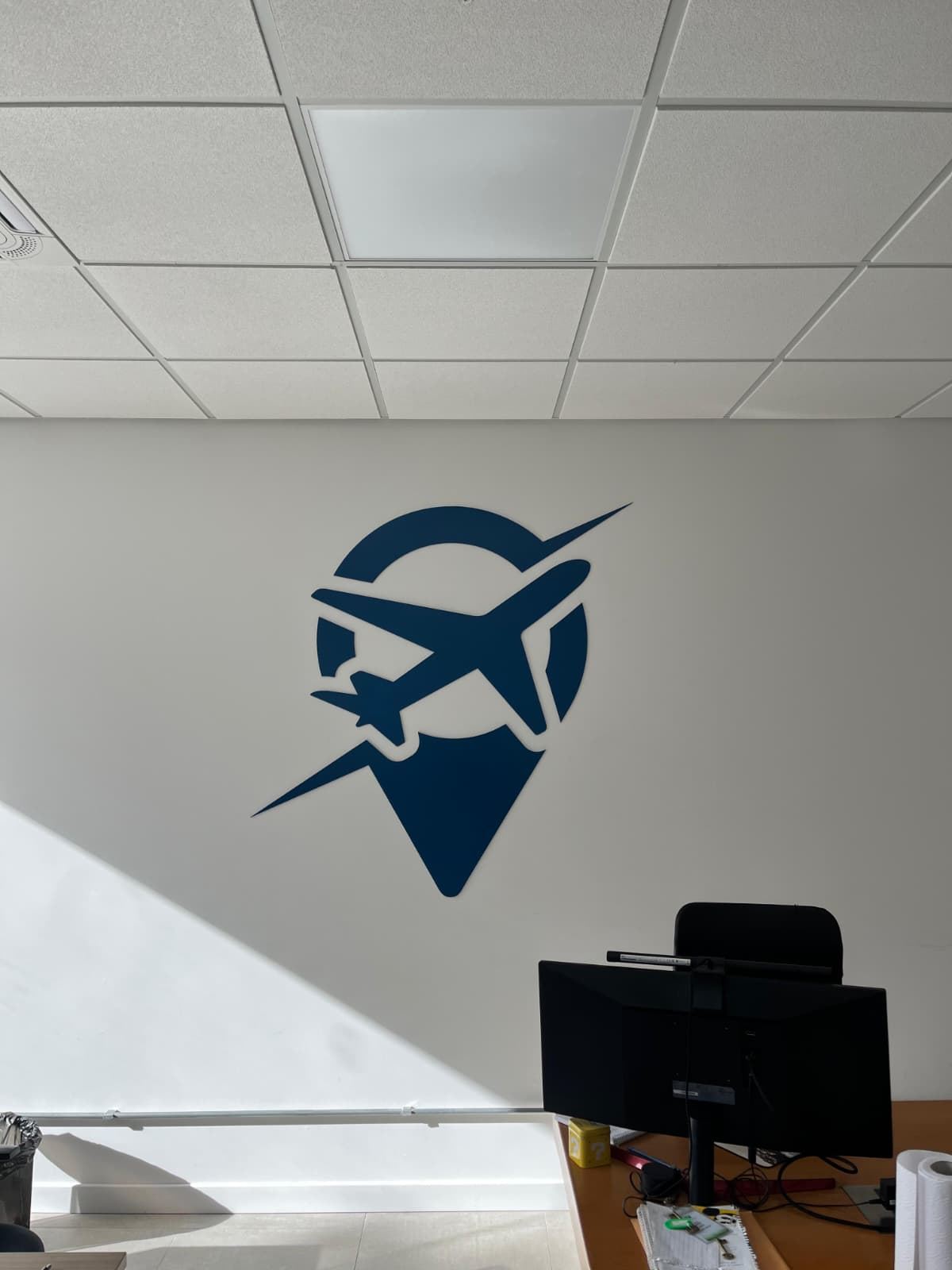 Logo de Panenka Travel en la pared de la oficina